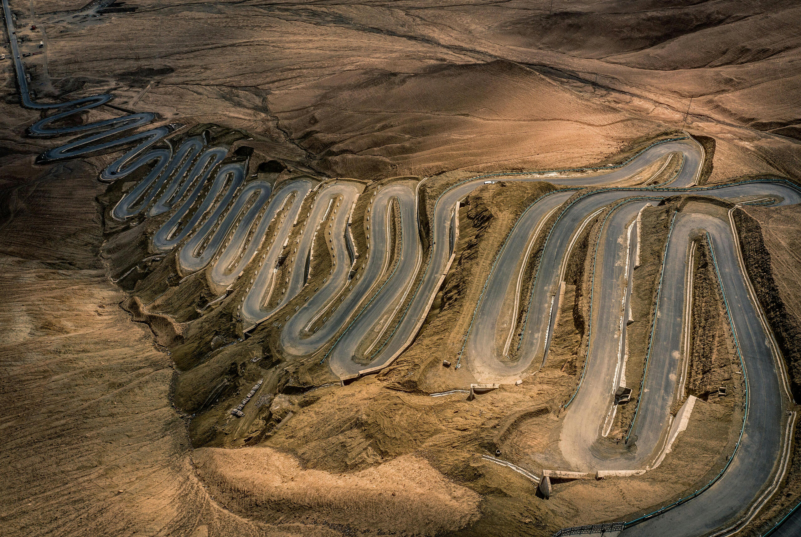 snhc-PIC-winding switchback road
